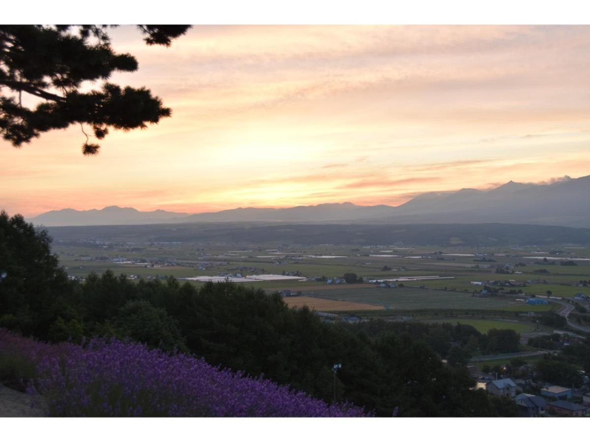 Hotel Hanafuji Inn Nakafurano Экстерьер фото